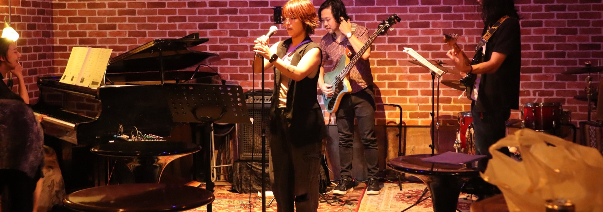 Zzjajaのステージで演奏するプロバンドと出演者