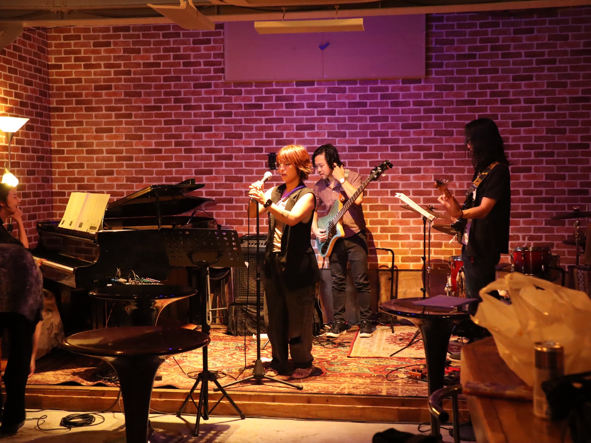 Zzjajaのステージで演奏するバンドと歌う出演者